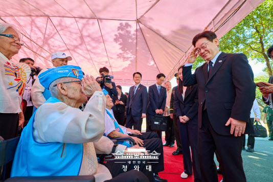 한국전 참전 노병 만난 李…"헌신·연대 잊지 않겠다"
