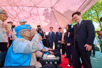 한국전 참전 노병 만난 李…"헌신·연대 잊지 않겠다"