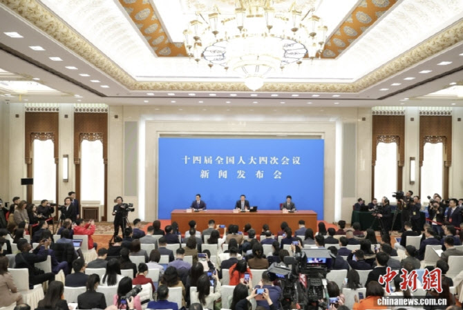 중국 양회 ‘소비·과학기술’ 초점…美엔 비판 수위 조절(종합)