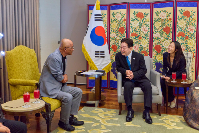"그날따라 굽은 팔 더 아팠다" 李, 34년 전 도운 필리핀 노동자와 재회