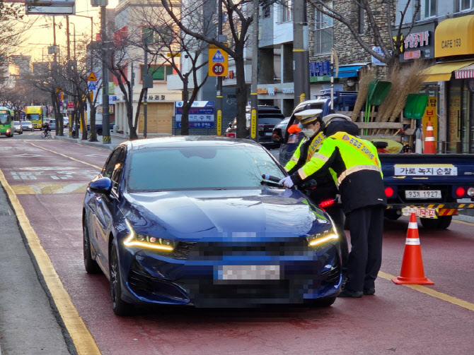 "음주운전에 강아지 안고 운전도"…새학기 등굣길 `빨간불`[르포]