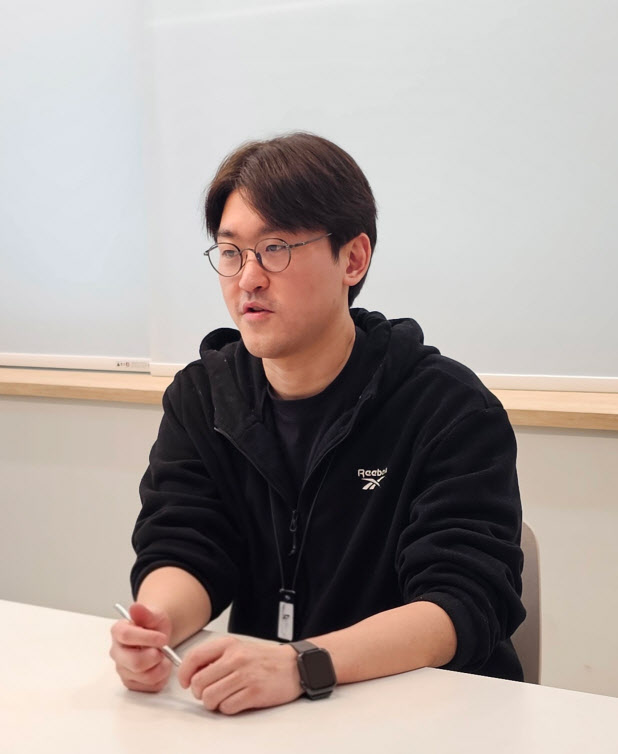 "옷장 속 방치된 옷 버리지 말고 판매하세요"