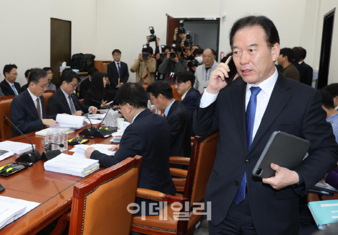 [포토]대미투자특위 법안심사소위, '통화하는 정태호 위원장'