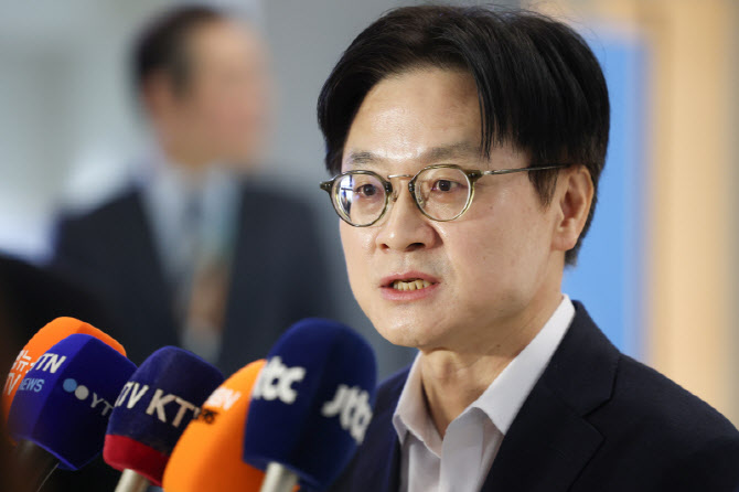김정관 "이순신 12척 만들겠다"…캐나다 잠수함 수주 지원 출국