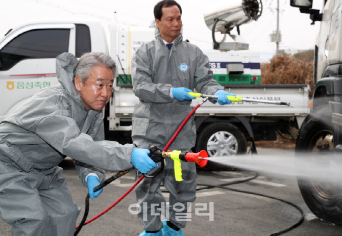 [포토] 강호동 농협회장, 방역작업 시연