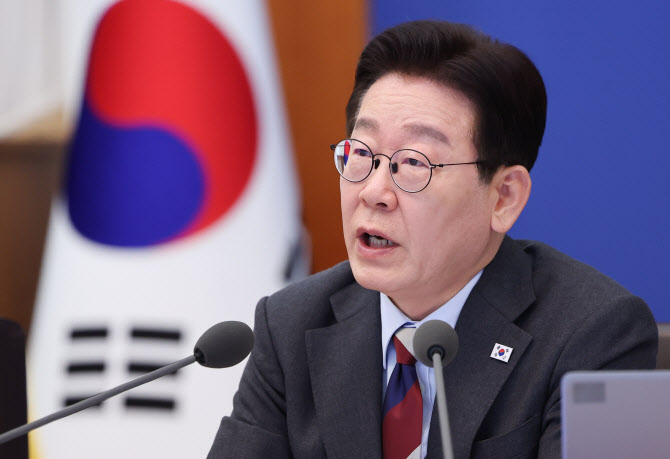 블룸버그 "이재명의 주식시장 승부수, 폭락 이후 시험대"