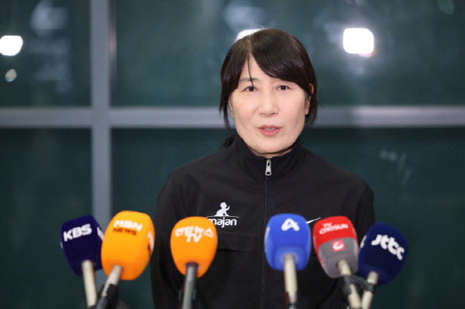 이란 女 배구 사령탑 이도희 귀국... "빠른 대처 덕에 무사 귀국"