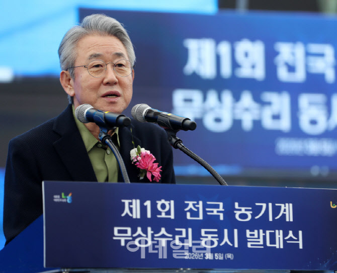 [포토] 방역 관계자 격려하는 강호동 농협회장