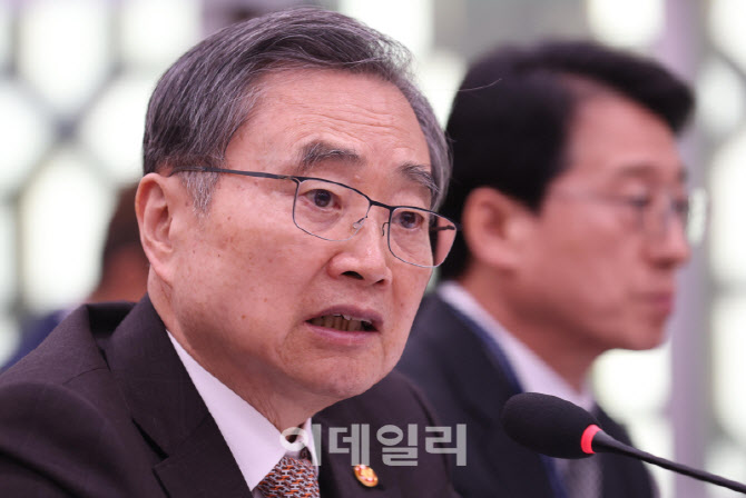 [포토]이란 사태 긴급 현안질의, '답변하는 조현 외교부 장관'