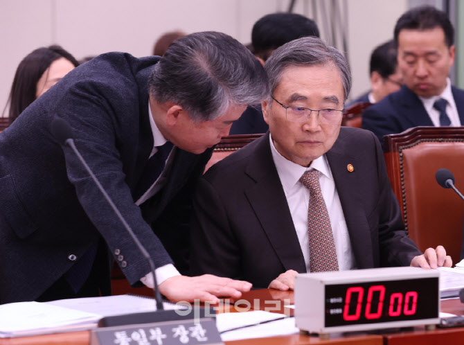 [포토]이란 사태 긴급 현안질의, '대화하는 조현-김경협'