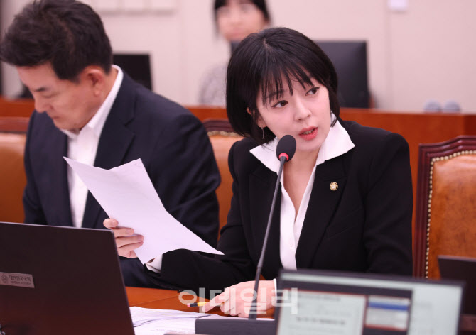 [포토]외통위 전체회의, '질의하는 배현진 의원'