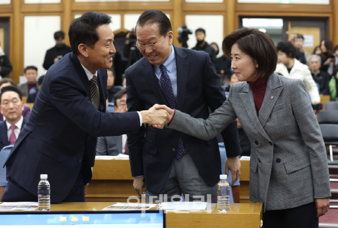 [포토]용산국제업무지구 정책토론회, '악수하는 오세훈-나경원'