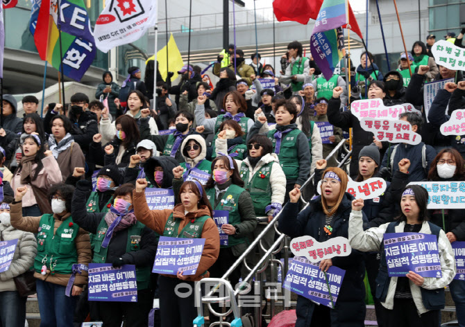 '세계여성의 날' 맞아 서울 도심 곳곳 집회…"구조적 성차별 철폐해야"