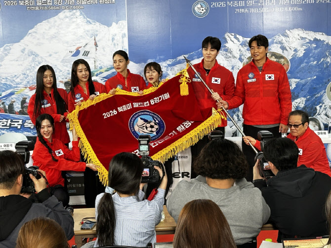 '히말라야', 편성도 안 됐는데 연예인 불러 발대식…JTBCvs제작사 공방