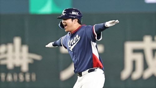 '이정후 적시타-문보경 2타점 2루타' 한국, 일본에 3-0 리드