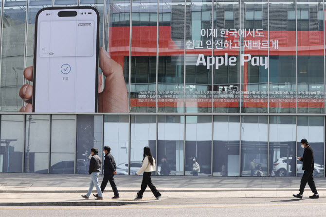 애플페이 확산 초읽기…삼성페이도 수수료 유료 전환하나