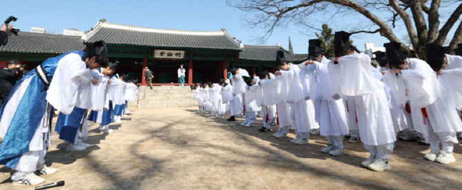 [포토]신방례에서 성균관대 신입생 알표