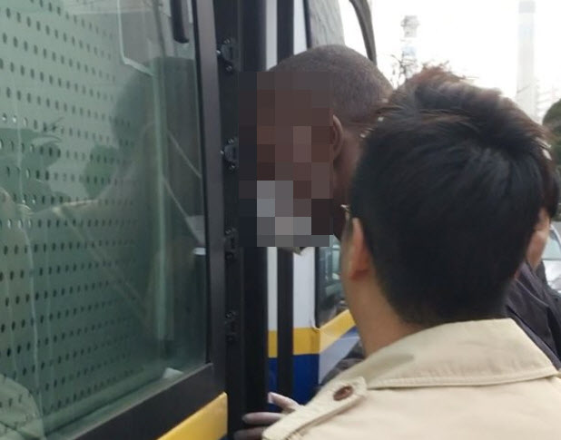 "케냐 갈 돈 없어서" 난민, 알바생 입에 수저 7개 욱여넣어 [그해 오늘]