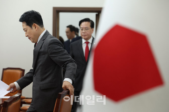 [포토]최고위 참석하는 장동혁 대표