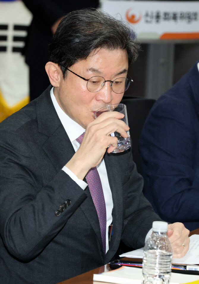 [포토]물 마시는 이억원 금융위원장