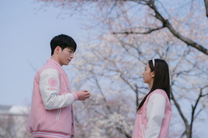 '월간남친' 서강준, 첫사랑의 정석…지수와 로맨스 케미