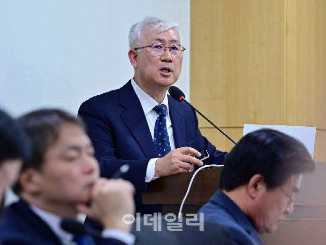 [포토] 초고령사회 해결 정책 제한하는 김동익 교수