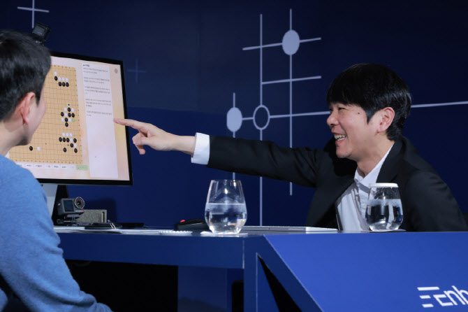 [포토]AI 훈수에 미소짓는 이세돌9단