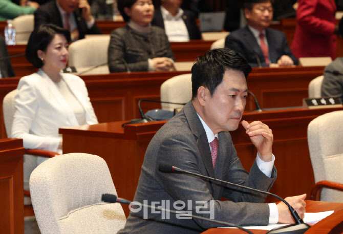 [포토]의원총회, '표정 어두운 장동혁 대표'