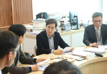 "가능한 모든 것 하겠다" 김동연, 중동위기 대응 600억 수혈