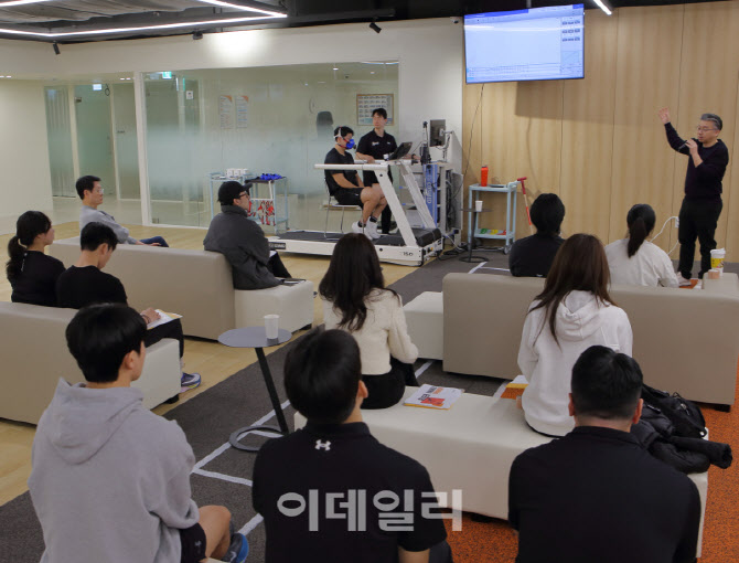 [포토] 올바른 러닝에 대해 강연하는 이성락 더바름정형외과 대표원장