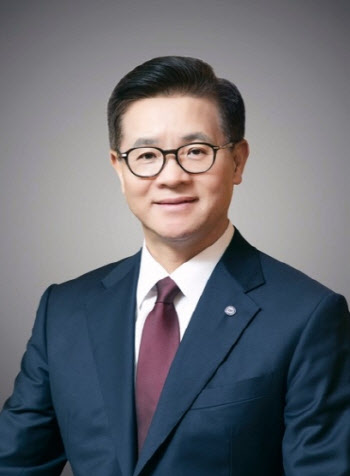 대교협 회장 “대학 등록금 이미 반값…정치권 관여 불필요”