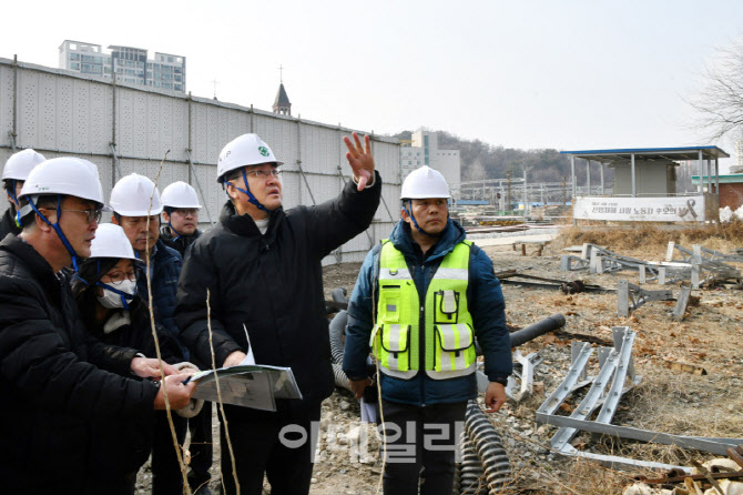 [포토] 경춘선숲길 현장 점검하는 오승록 노원구청장