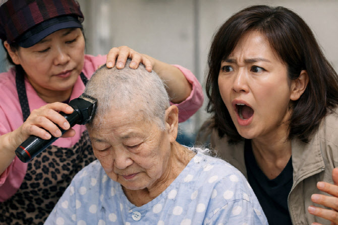 "머리 감기기 힘드니 삭발" 간병인에 분노한 딸 "너도 당해봐"