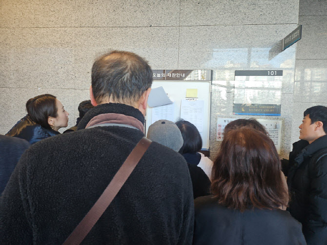 “실거주 의무 없어 갭투자로 in서울 가능” 경매 열리자 100여명 북적