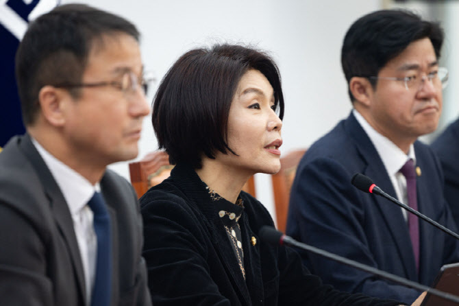 한정애 “유가 급등 선제 대응 시급…비축유 방출 등 모든 수단 동원해야”