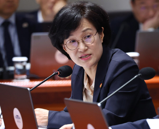 모든 여성에게 무상생리대 준다…원민경 장관, 시범사업 제안