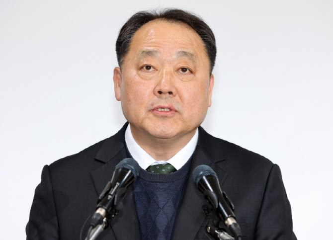 [포토]재판소원 도입 관련 언론간담회에서 발언하는 손이혁 헌재 사무처장