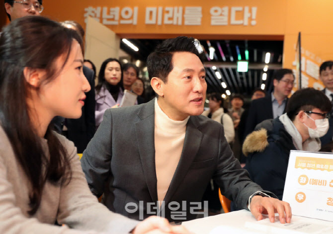 [포토] 청년들과 대화하는 오세훈 서울시장