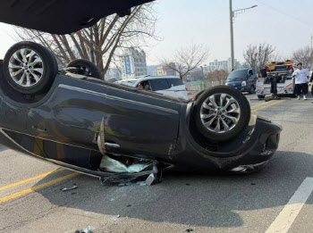 정차차량 들이받고 뒤집힌 SUV..60대 운전자 부상