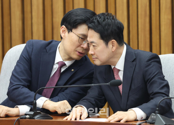 [포토]지역발전 영입 인재 환영식, '대화하는 장동혁-조정훈'