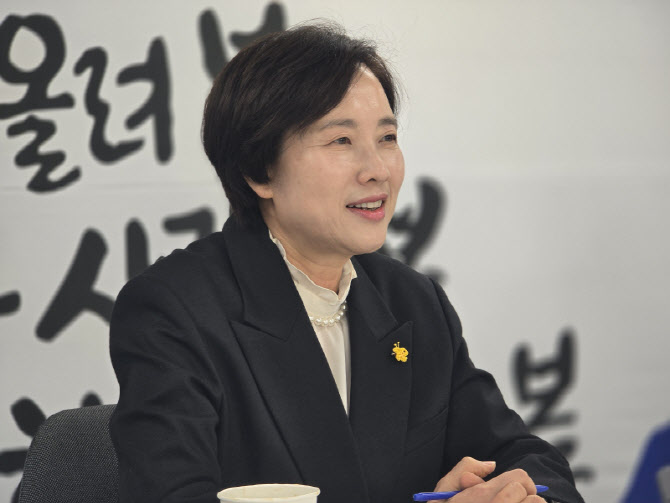 '기본독서' 꺼낸 유은혜 "문해력 붕괴, 심각한 사회문제"
