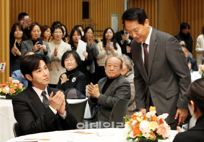 [포토] 윤호 박수받는 오세훈 서울시장