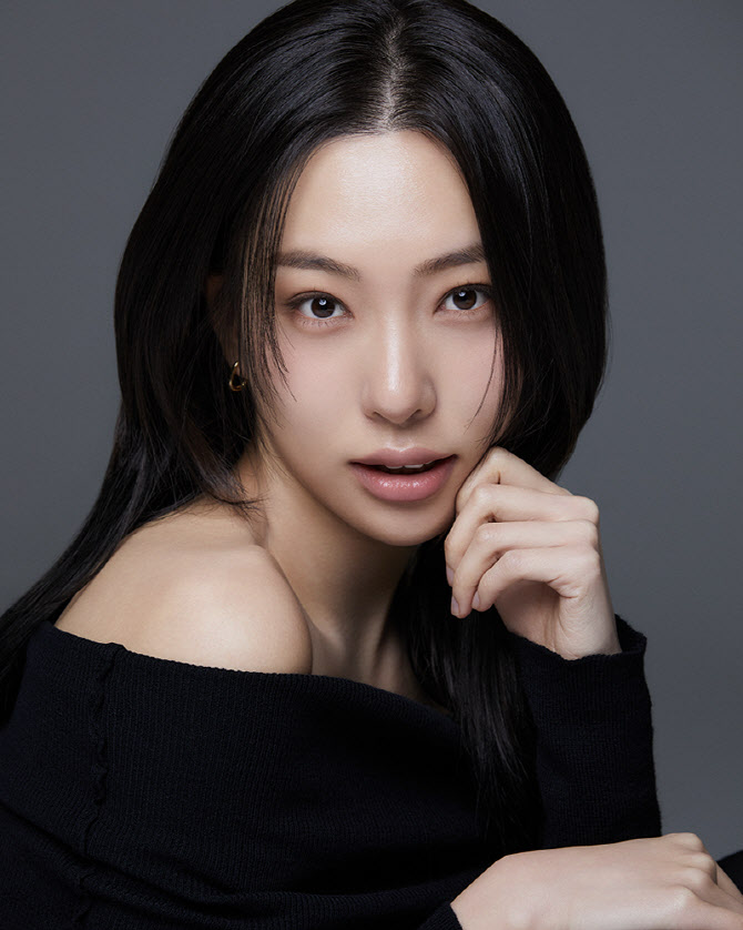 '황신혜 딸' 이진이, 큐브엔터와 전속계약…엄마와 같은 소속사 [공식]