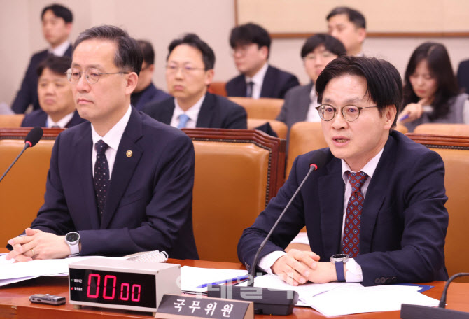 [포토]법사위 전체회의, '답변하는 김정관 장관'