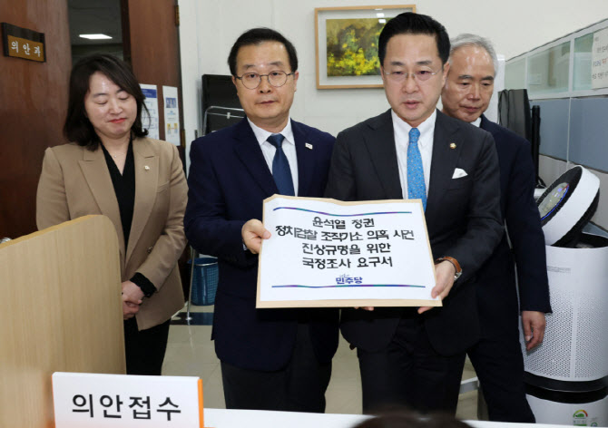 '李 공소취소 거래설'에 정치권 술렁