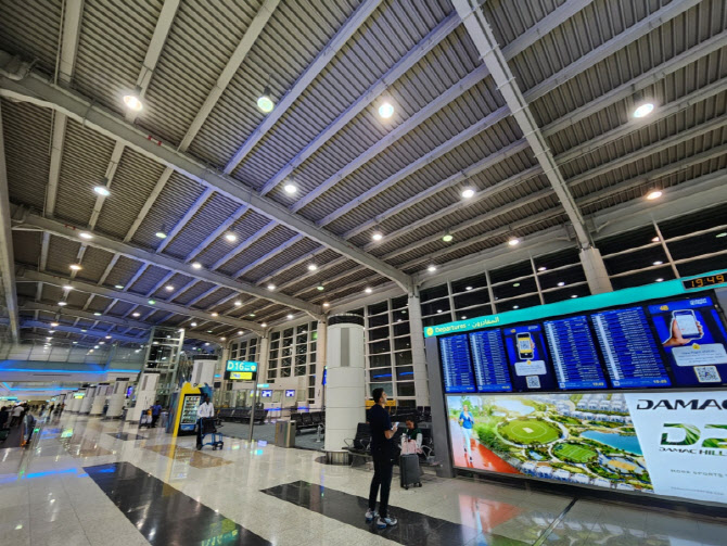 두바이 국제공항 인근서 드론 공습…외국인 4명 부상