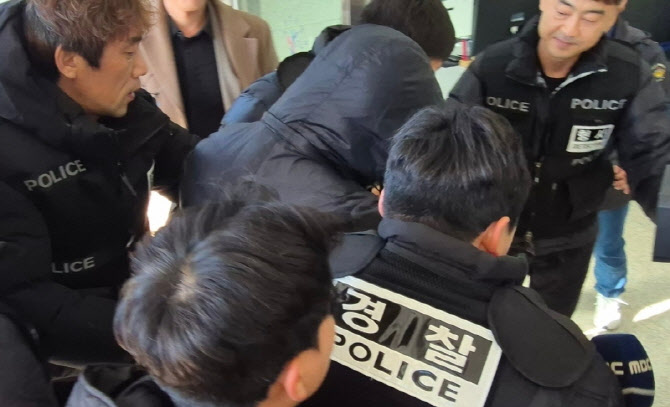 “계엄령 놀이”…미화원 폭행, 갑질한 양양 공무원에 실형 구형