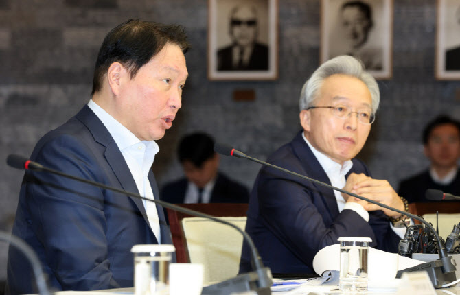[포토]기업혁신 지원 민관협의체 킥오프 회의에서 발언하는 최태원 대한상의 회장