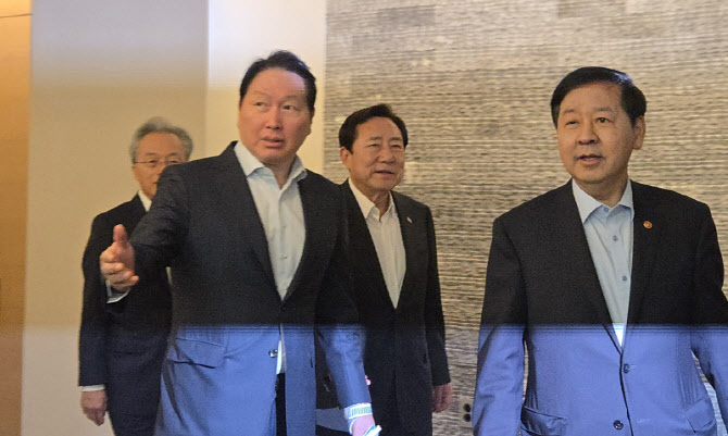 최태원 "AI 혁명 100년 기회"...구윤철 "기업혁신 전폭 지원"