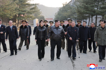 주애, 가죽점퍼 입고 또 총 쐈다…군 간부들과 사격(종합)